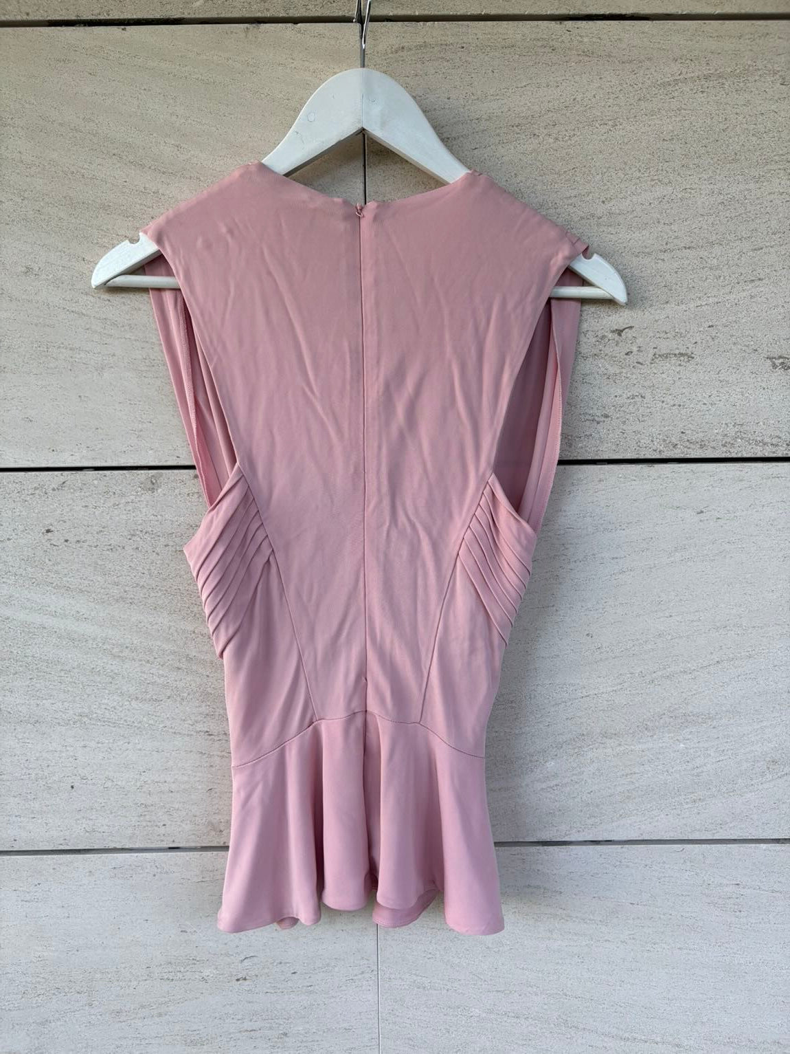 JUST CAVALLI. Top rosa  claro detalle escote