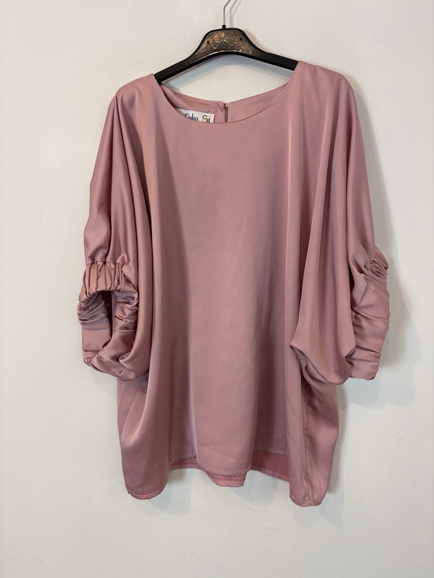 NURIA COBO. Blusa rosa satinada detalle manga