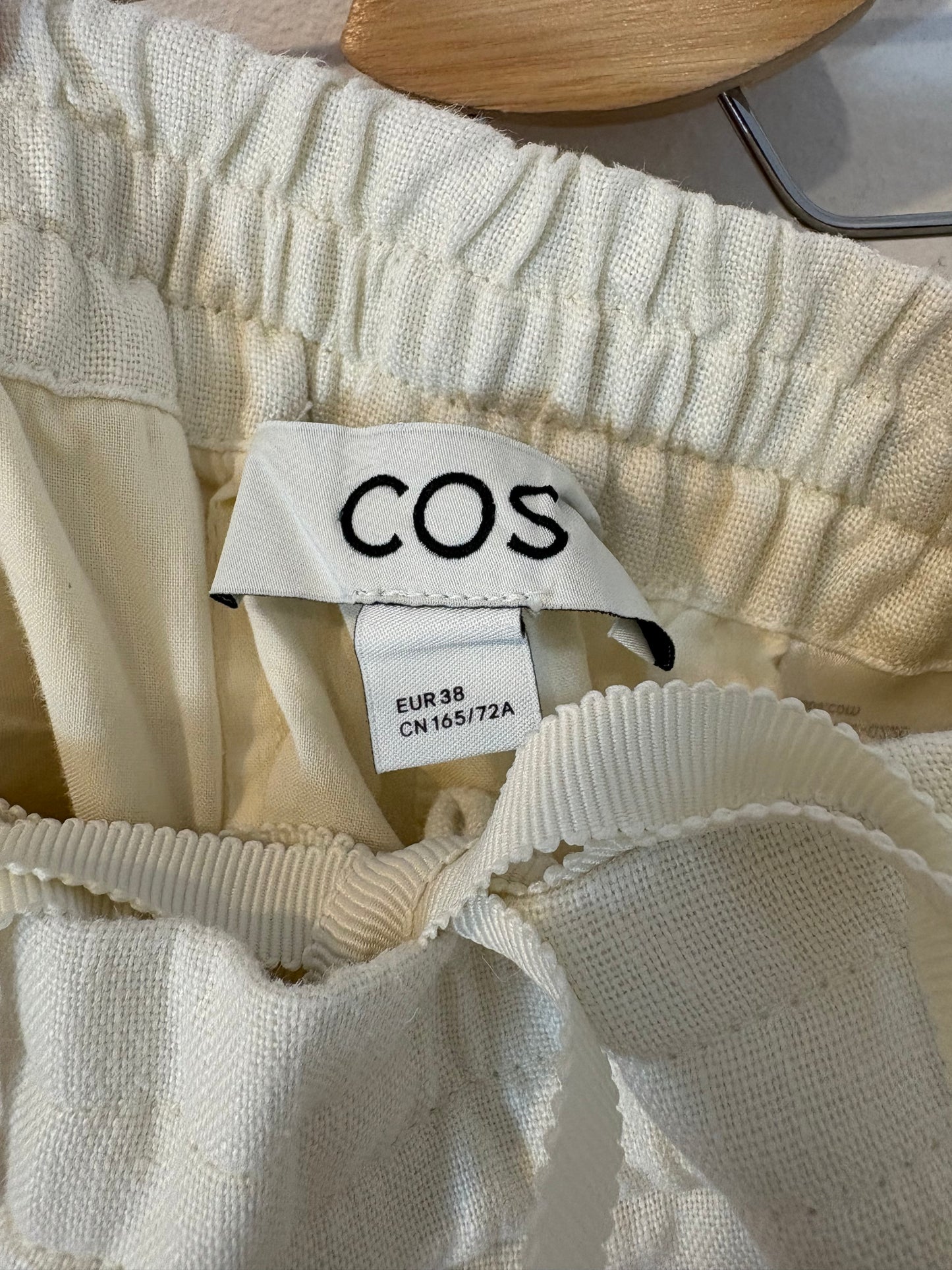 COS. Pantalón color crudo fluido 38