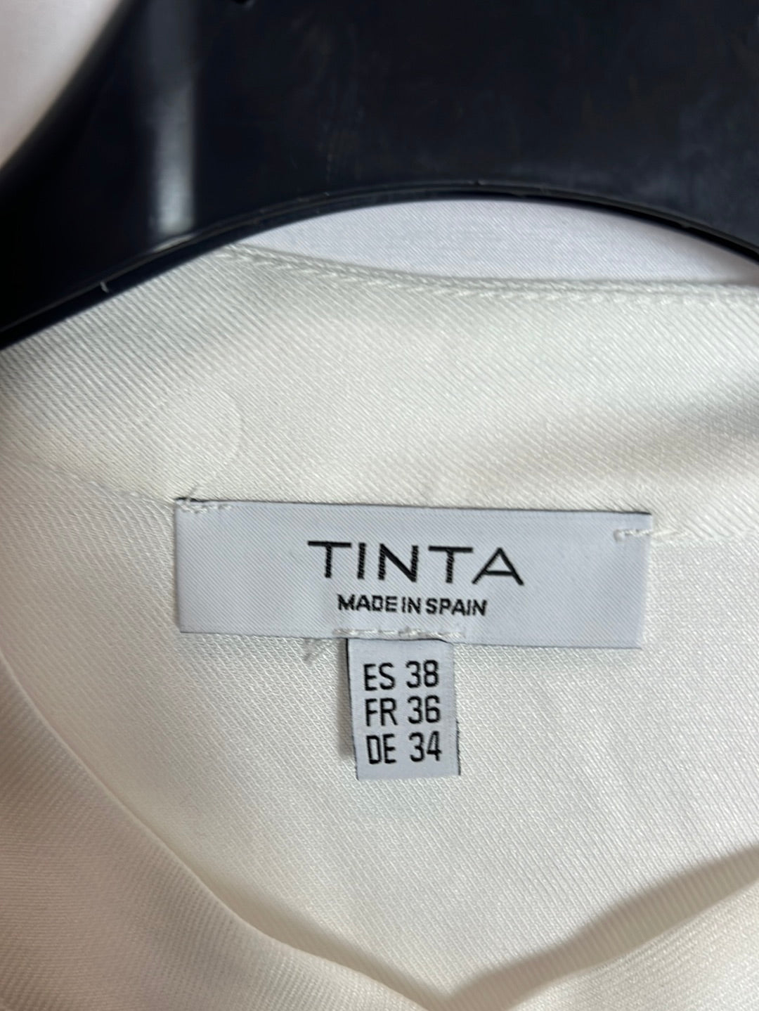 TINTA. Blusa blanca troquelada. T 38