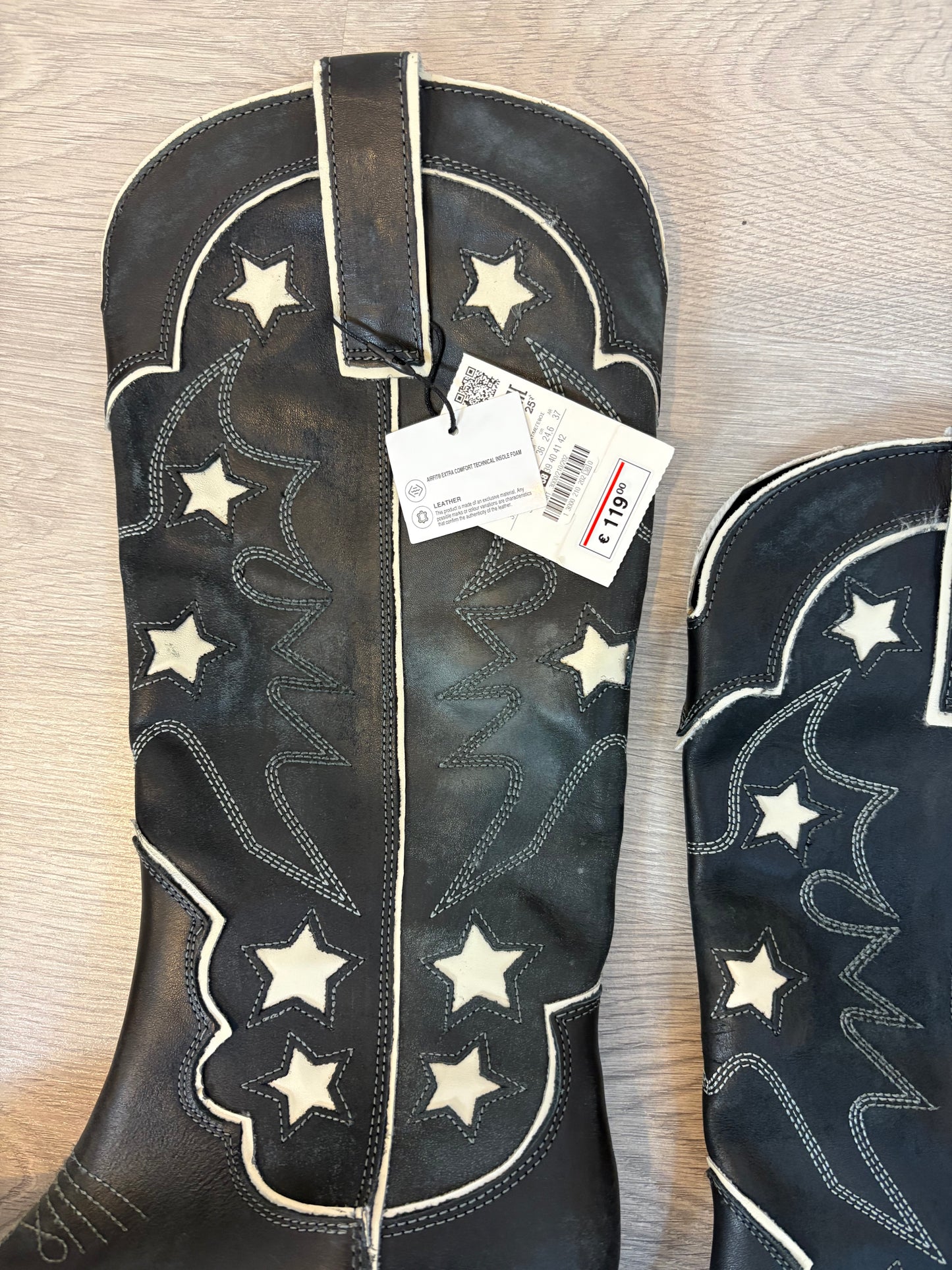 ZARA. Botas piel estrellas