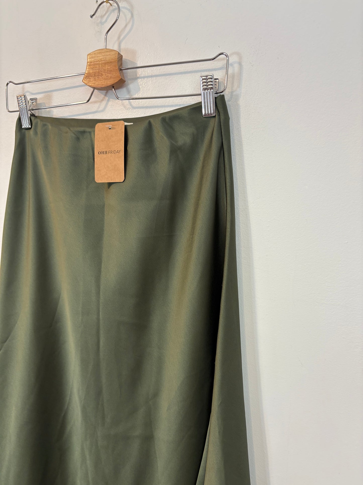 FLORIA. Falda midi verde satinada. T S