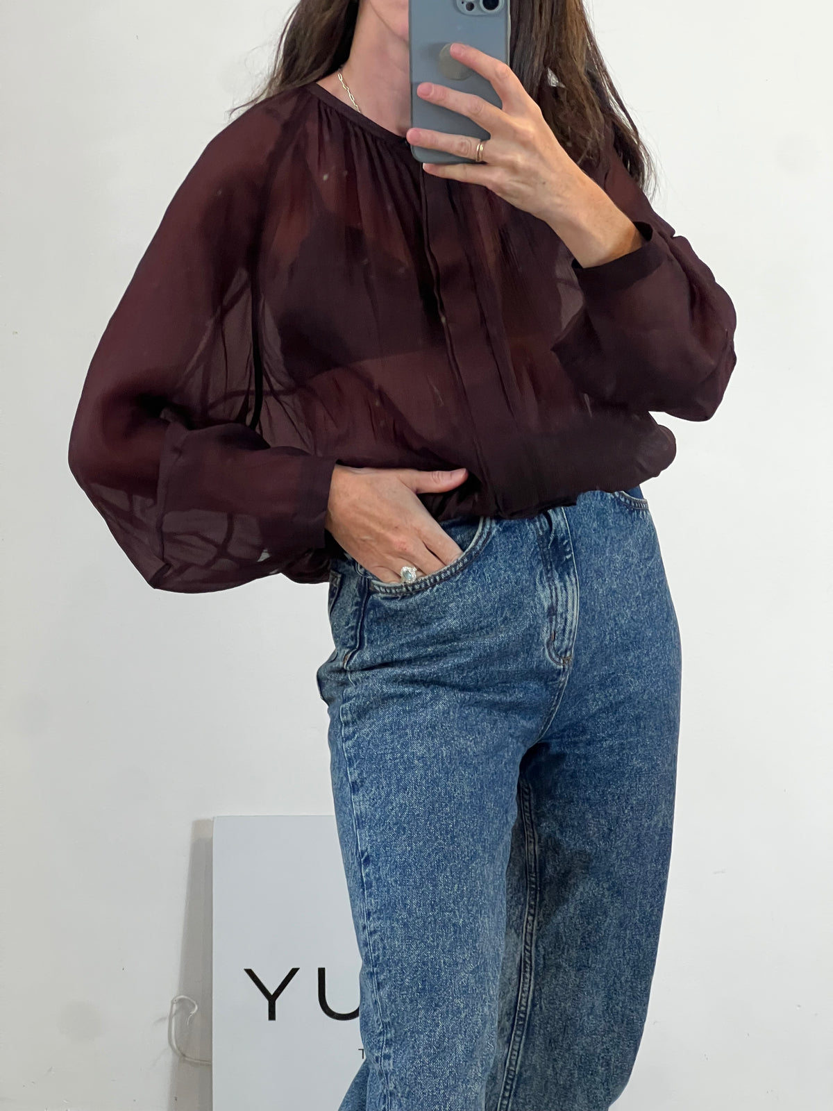 MASSIMO DUTTI. Blusa burdeos semitransparente
