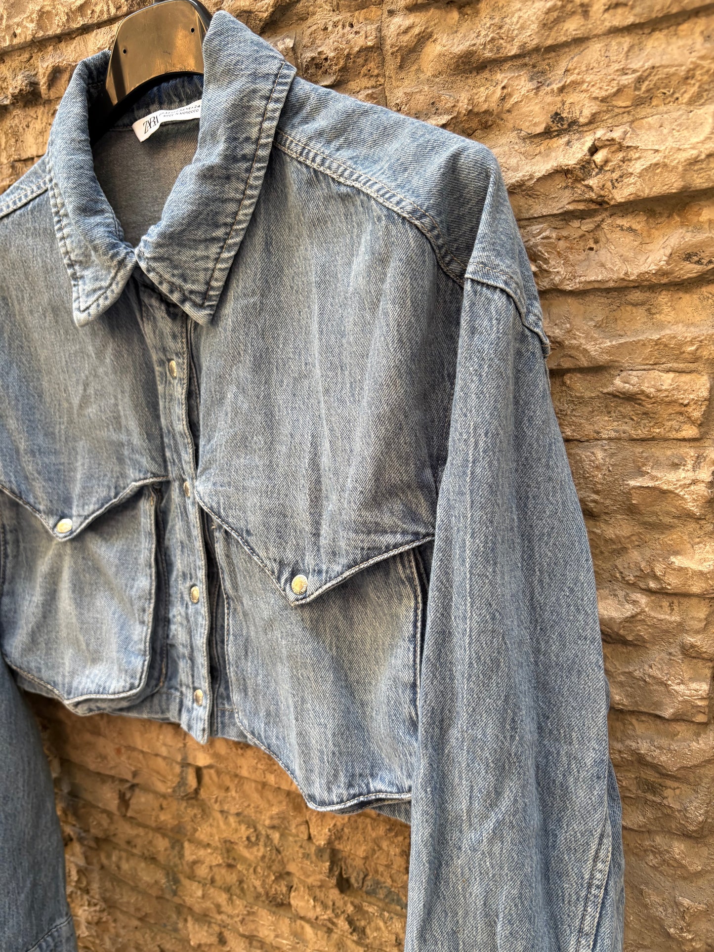 ZARA. Camisa denim crop. T XS