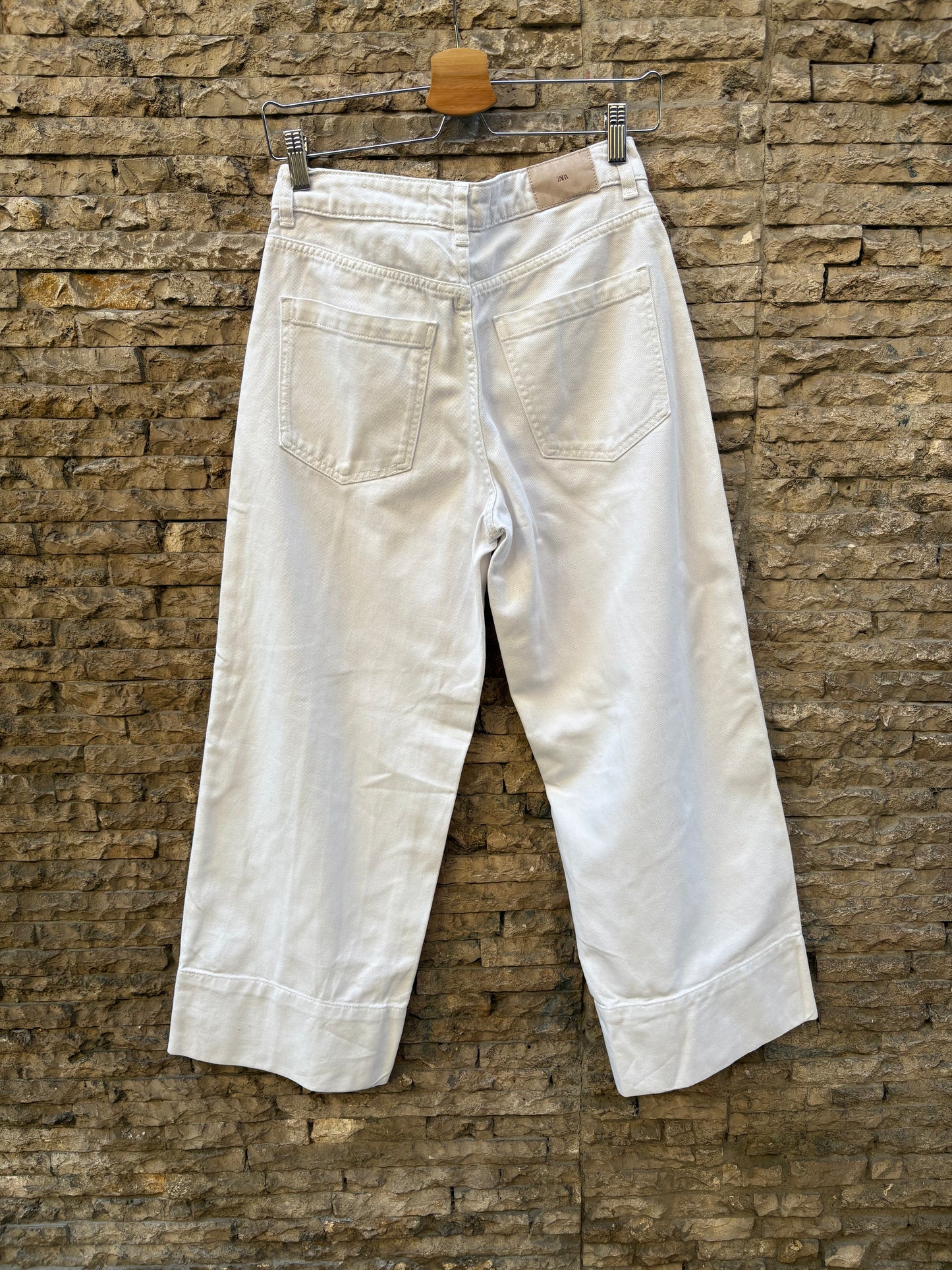 ZARA. Denim blanco bolsillos
