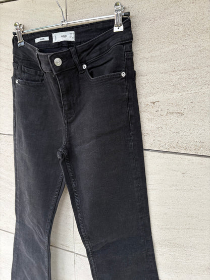 MANGO. Denim negro acampanado