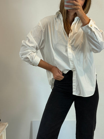 ZARA. Camisa blanca detalle botón