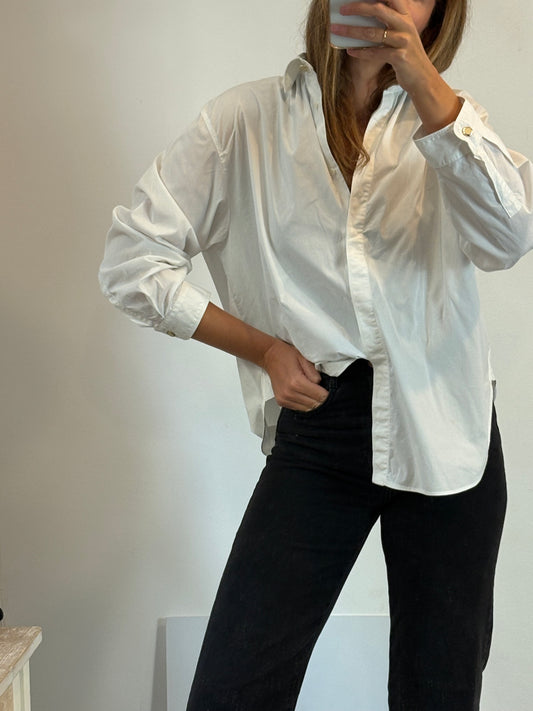 ZARA. Camisa blanca detalle botón