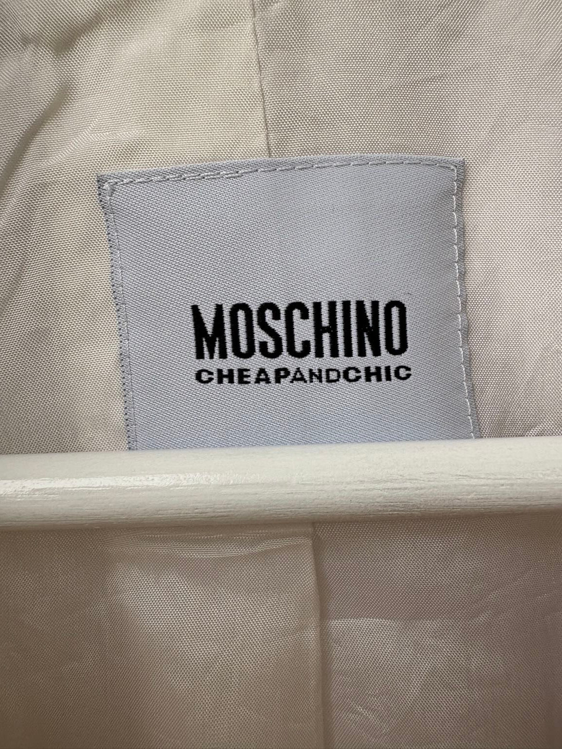 MOSCHINO. Blazer blanca detalles en negro