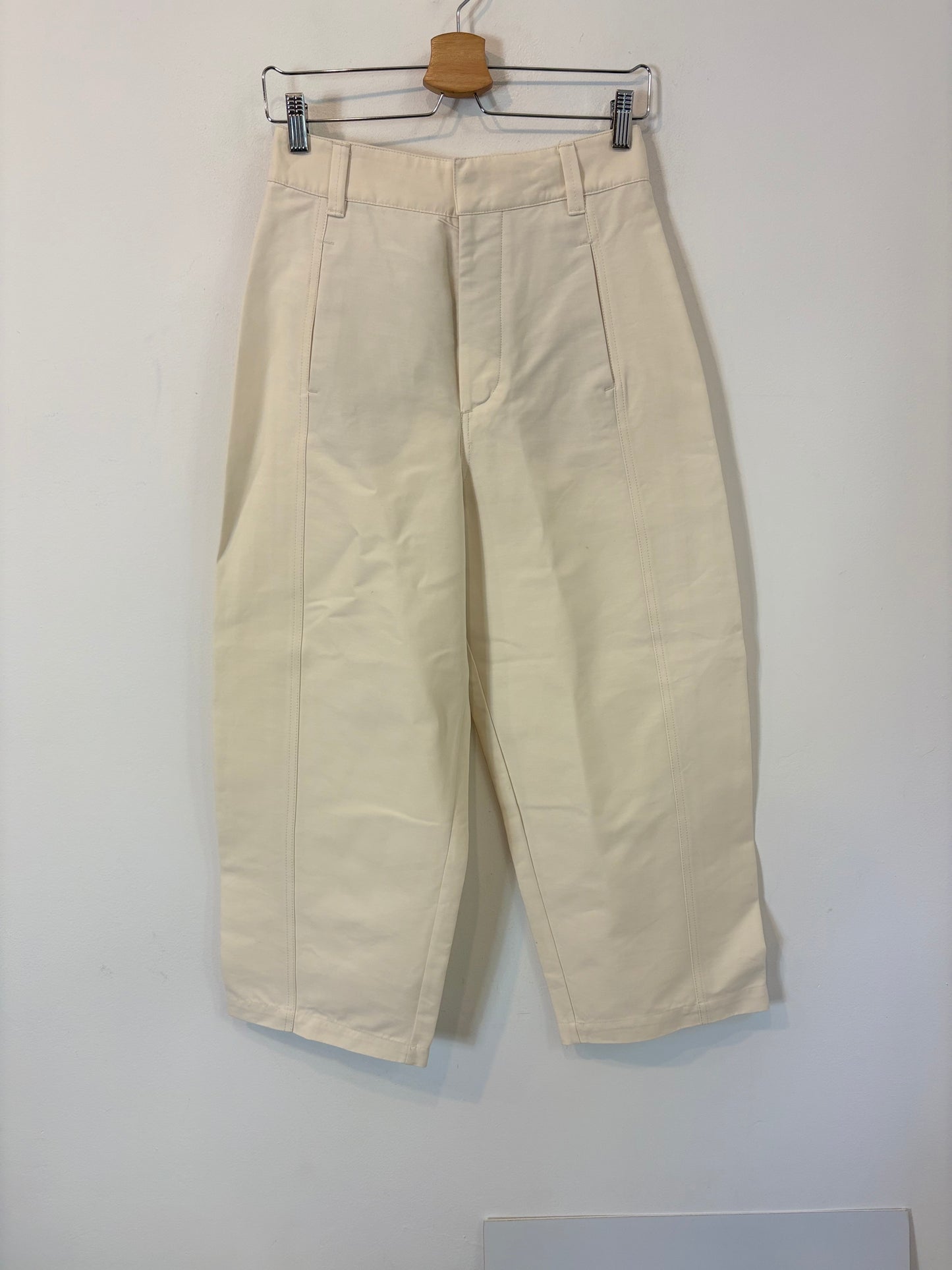 ZARA. Pantalón beige costura. T XS