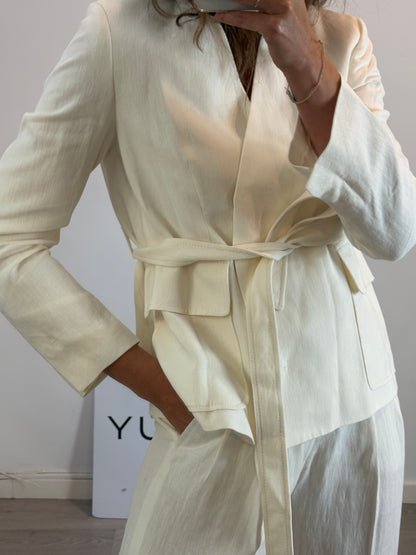 ZARA. Ecru blazer with belt. TS