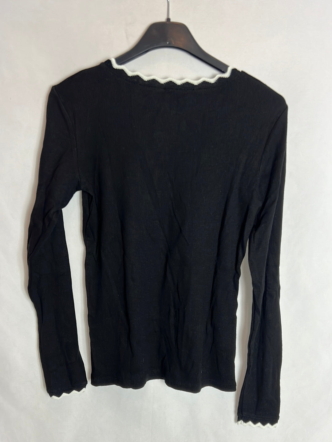 ZARA. Black ribbed top with white detail. TM 
