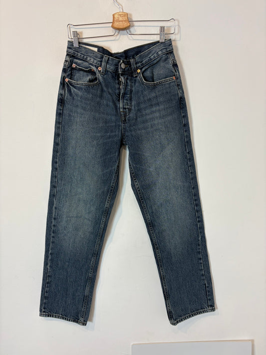 ZARA. Denim tiro medio abotonado