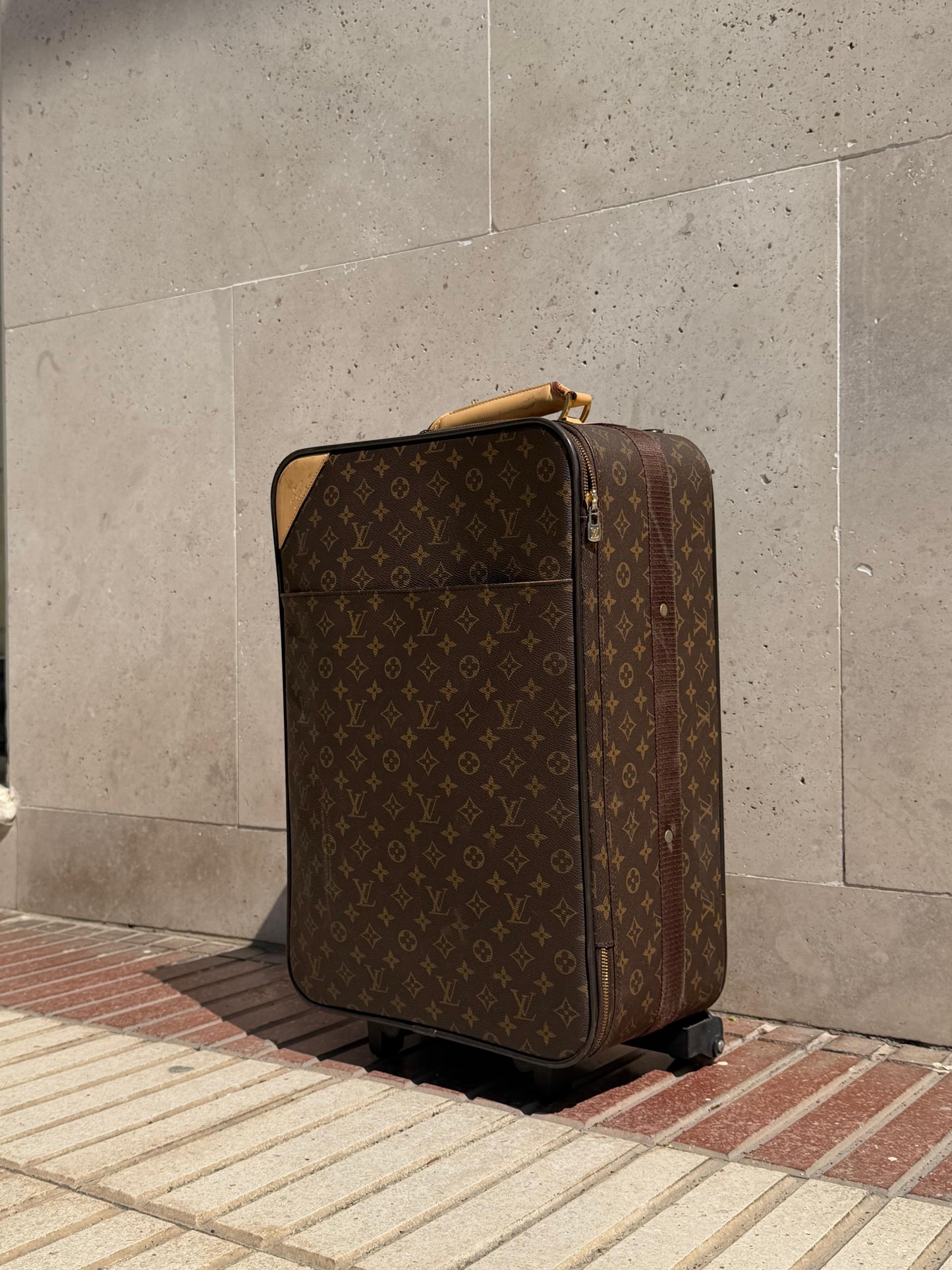 LOUIS VUITTON. Maleta viaje vintage