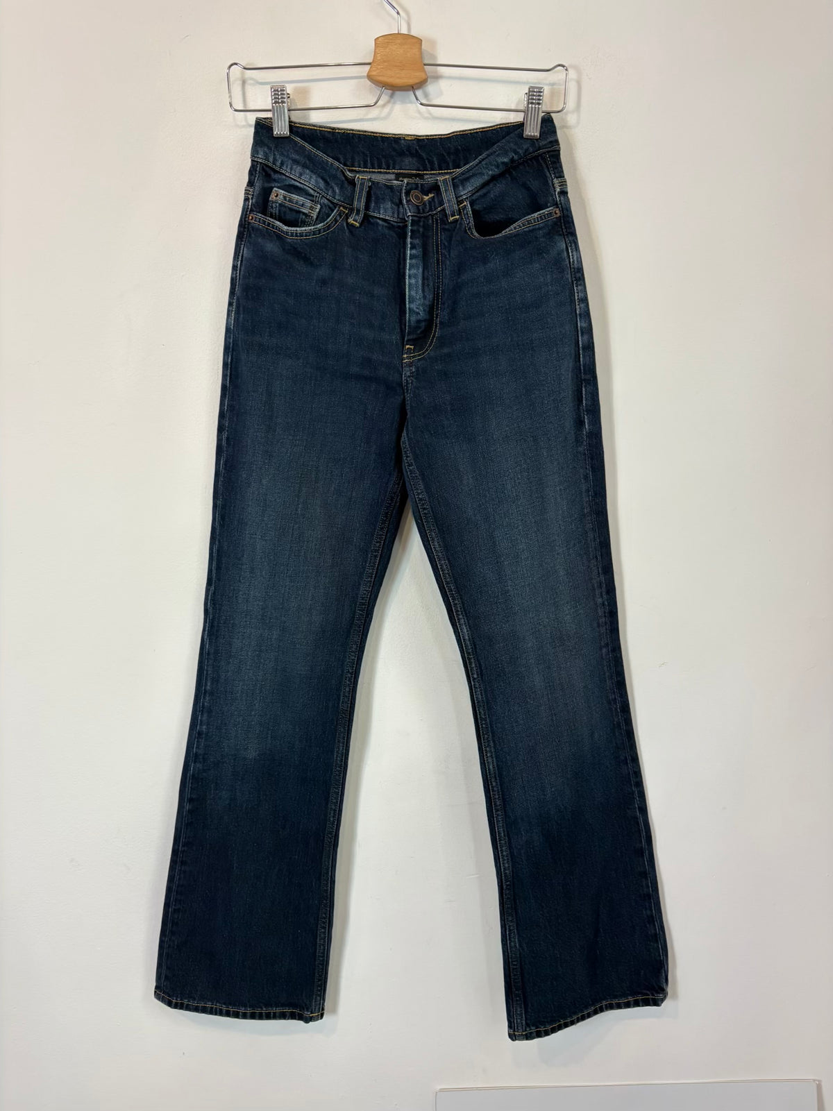 MASSIMO DUTTI. Denim ligeramente acampanado oscuro