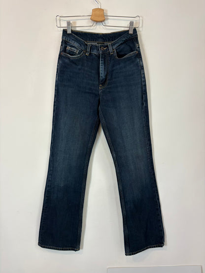 MASSIMO DUTTI. Denim ligeramente acampanado oscuro