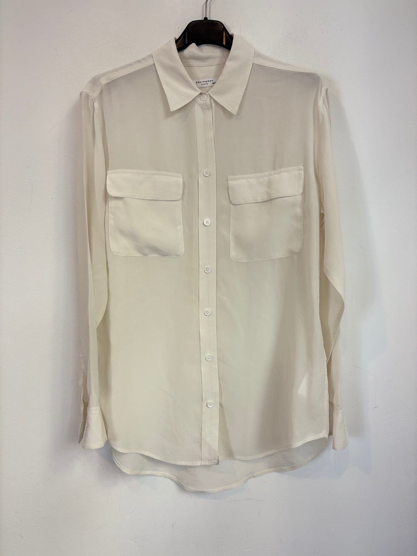 EQUIPMENT. Blusa blanca seda bolsillos