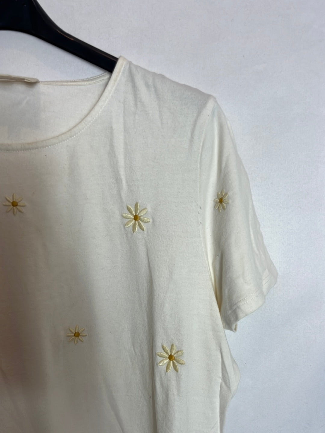 SÉZANE.Camiseta beige flores bordadas. T M