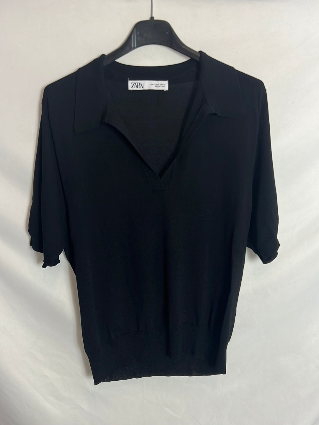 ZARA. Top punto negro estilo polo. T S