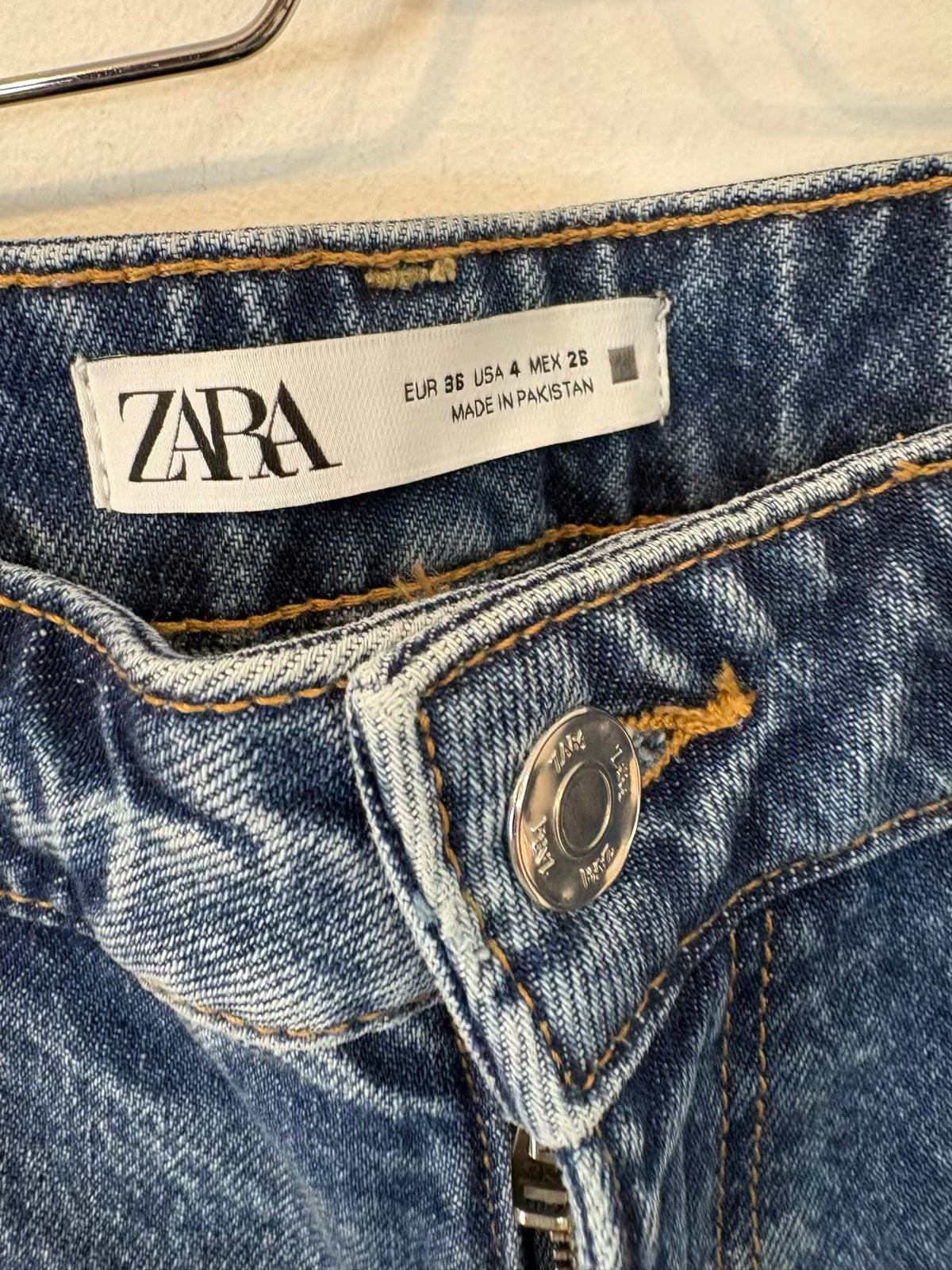 ZARA. Denim slim lavado medio