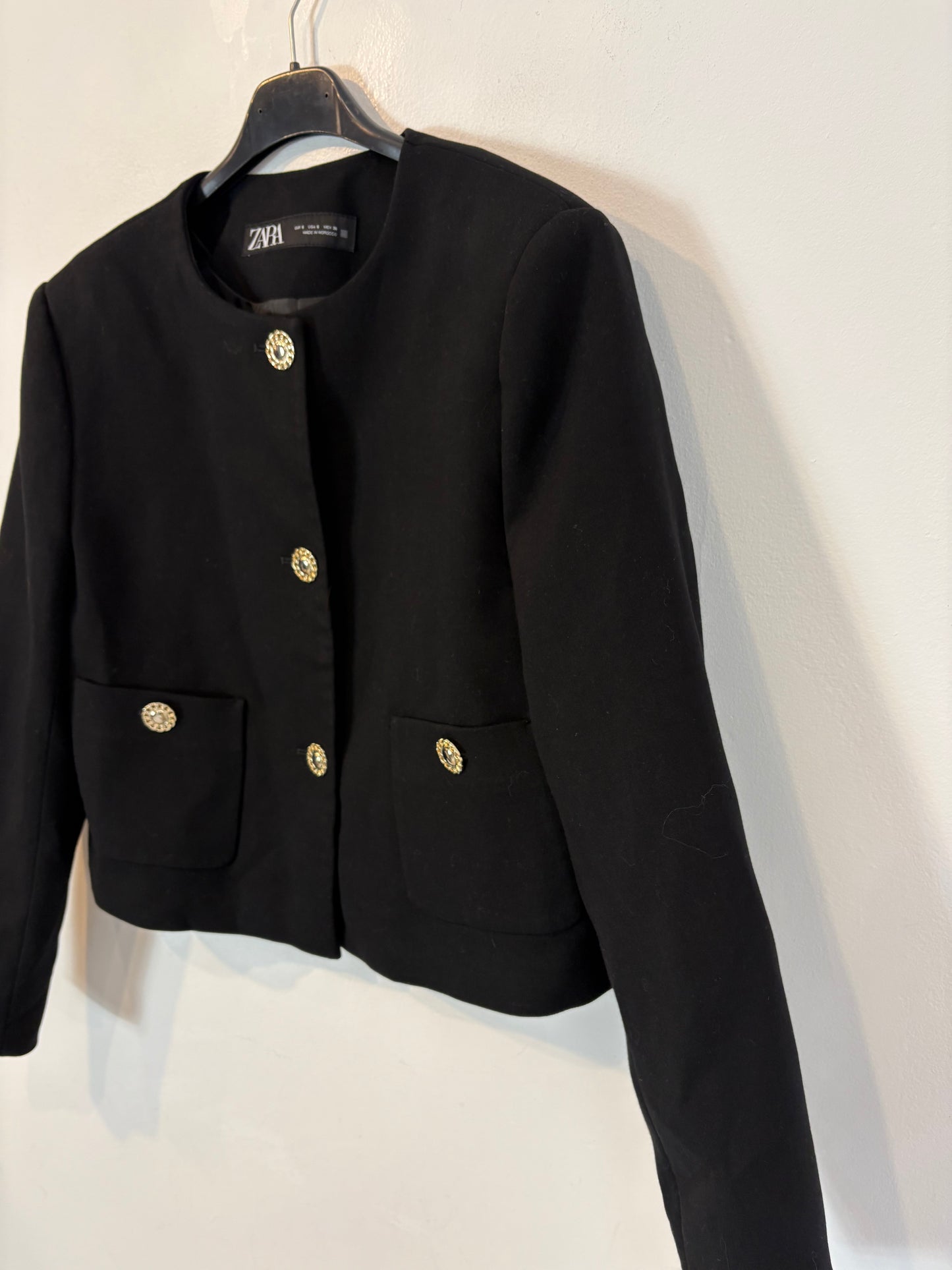 ZARA. Chaqueta negra botones dorados