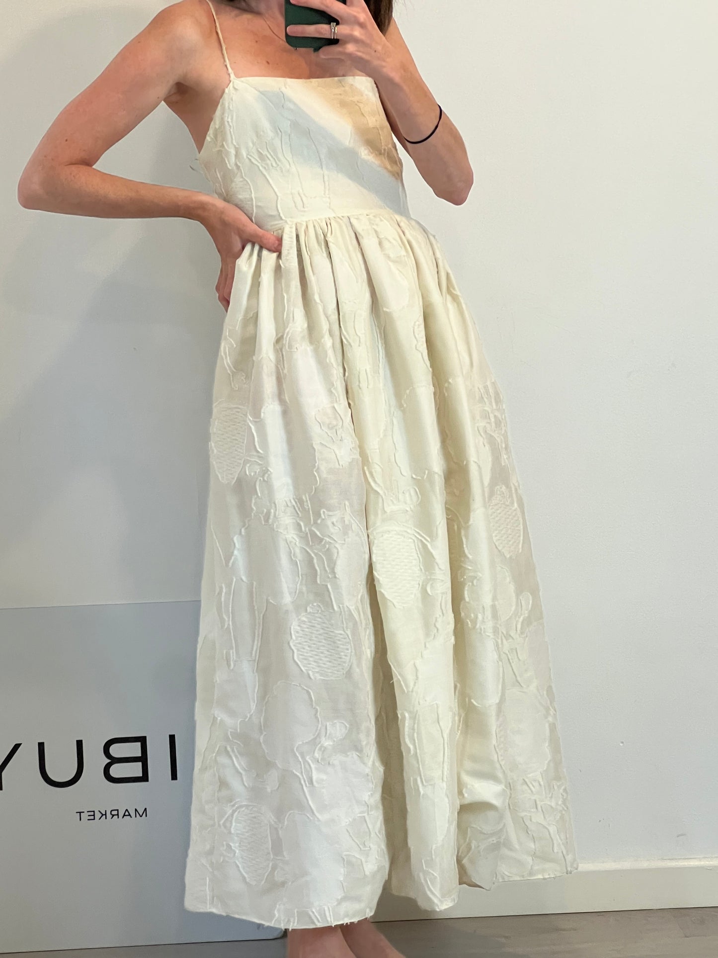 H&M. Vestido midi textura y vuelo. T XS