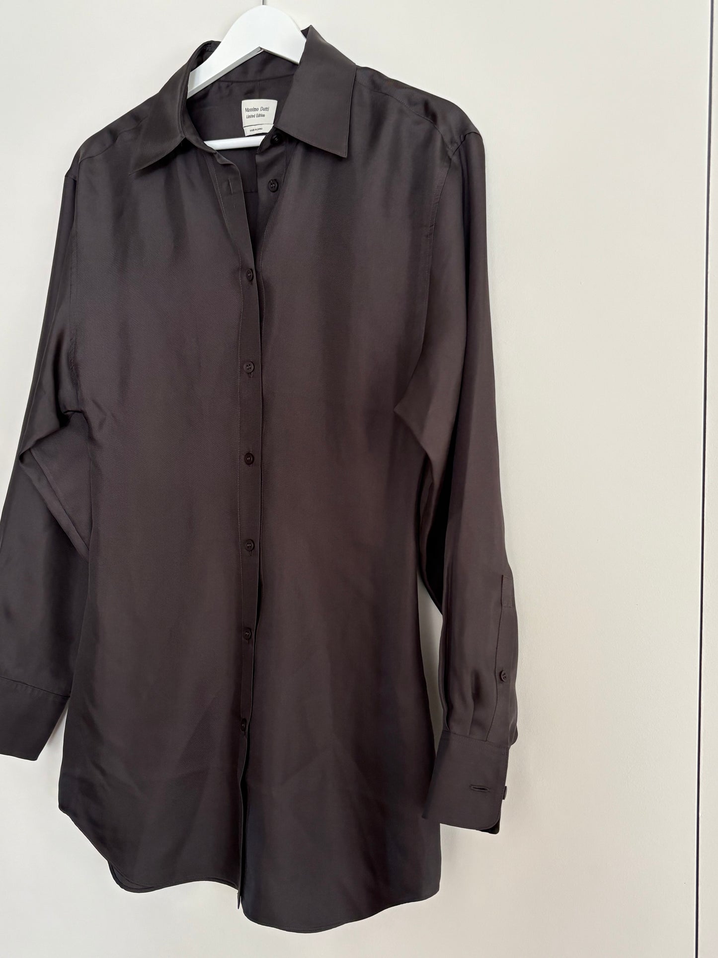 MASSIMO DUTTI Limited Edition. Camisa satinada  fluida
