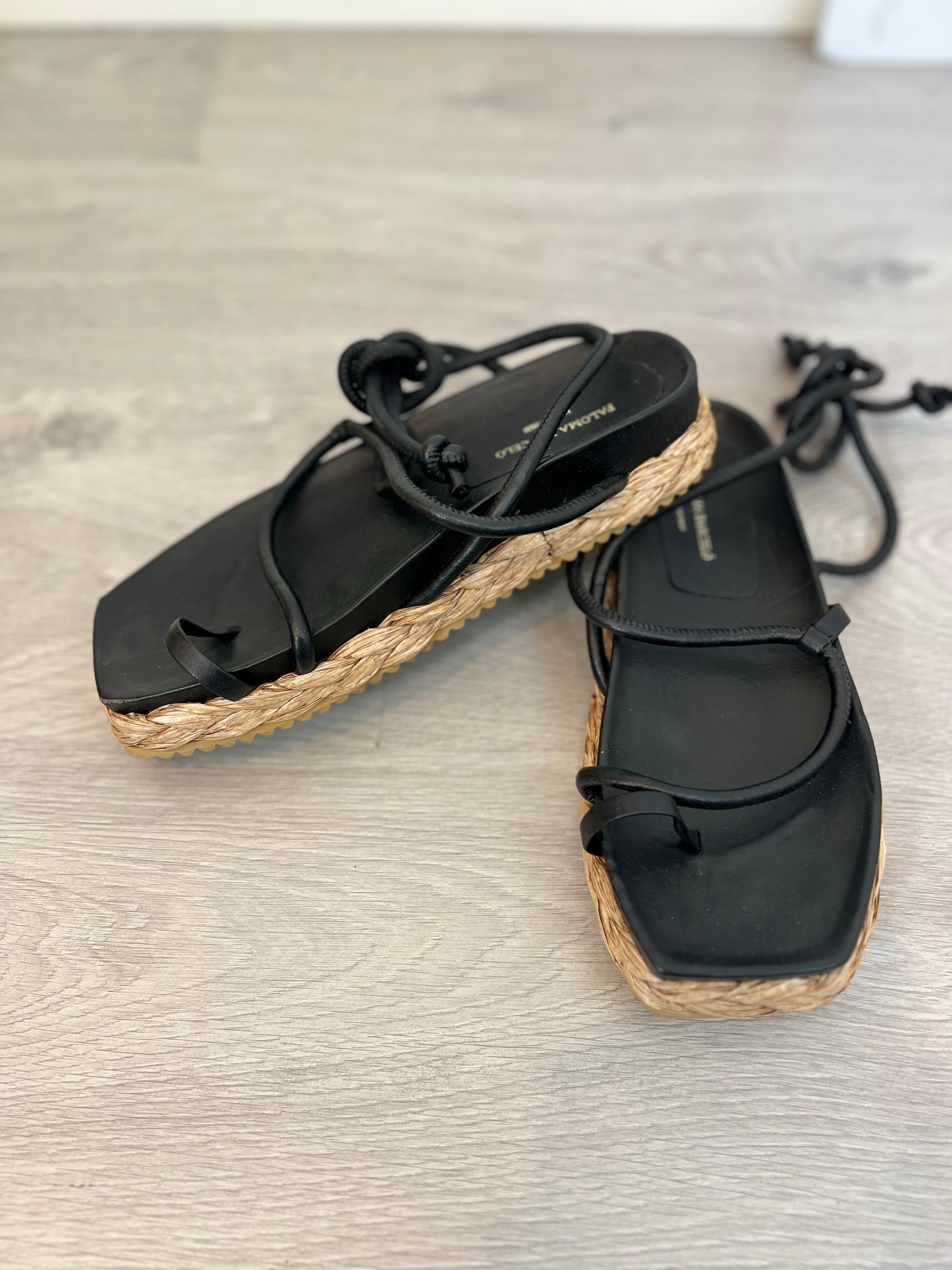 PALOMA BARCELÓ. Sandalia negra piel suela rafia T.39