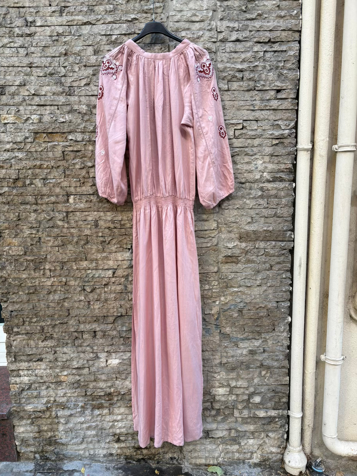 MELISSA ODABASH. Vestido largo empolvado bordados