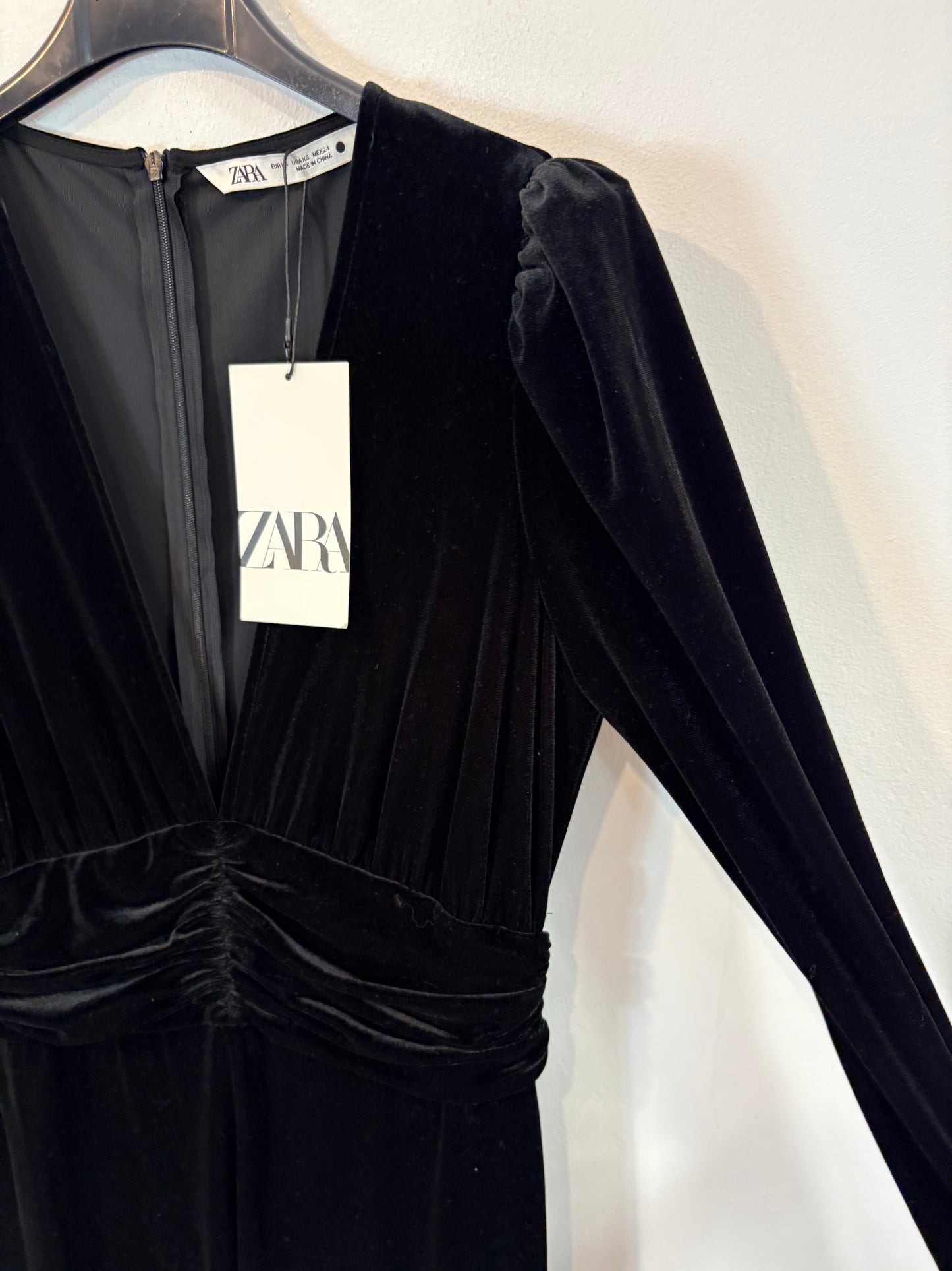 ZARA. Mono largo negro terciopelo. T XS