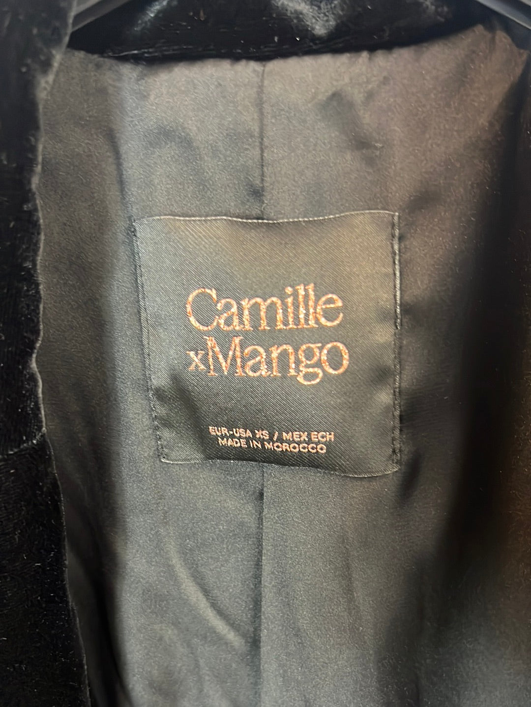 CAMILLE x MANGO. Blazer negra terciopelo fluida. T XS