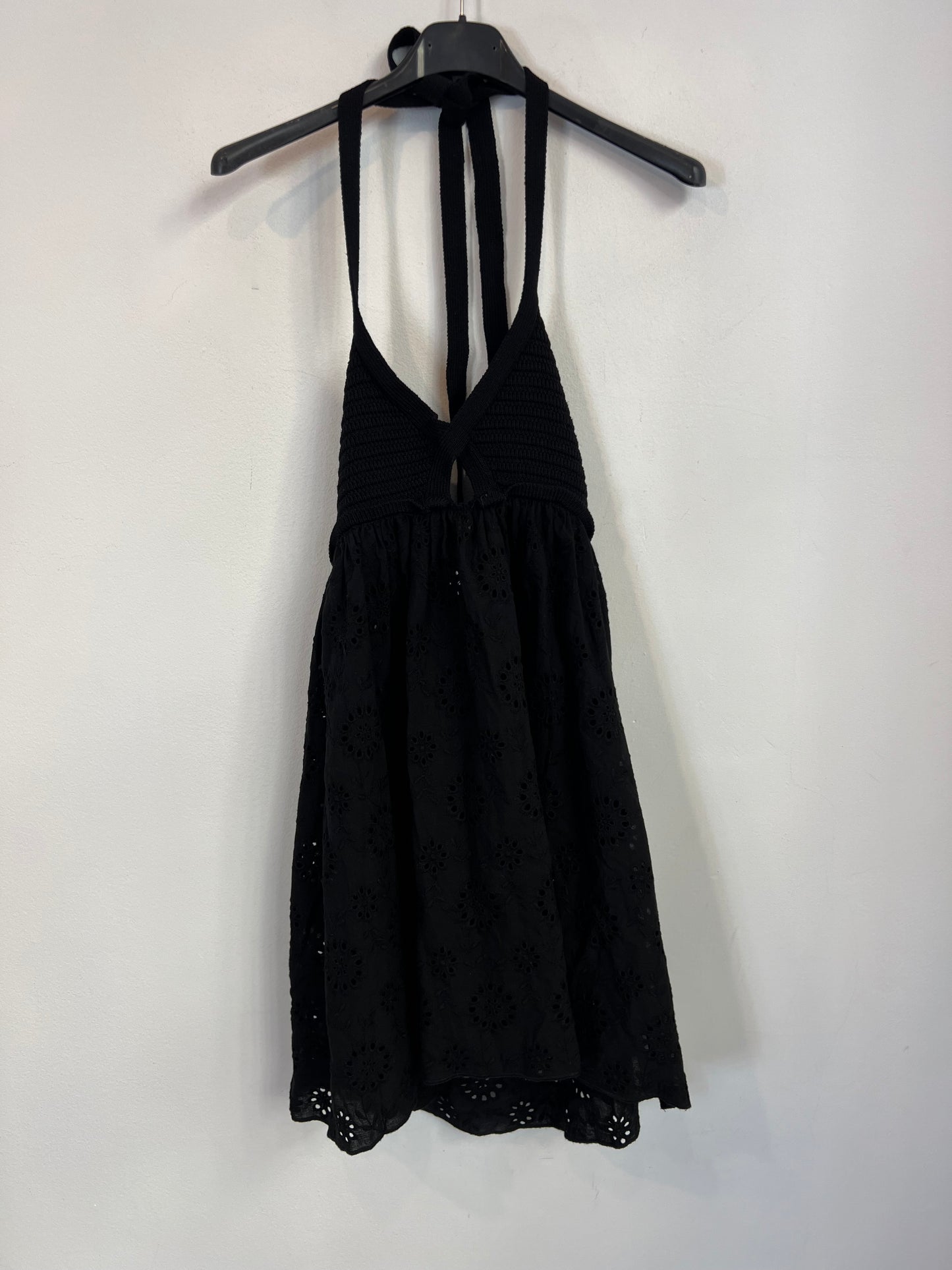 ZARA. Vestido corto negro troquelado T.s