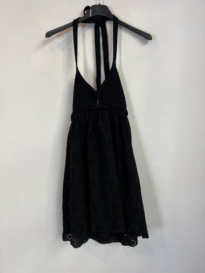 ZARA. Vestido corto negro troquelado T.s