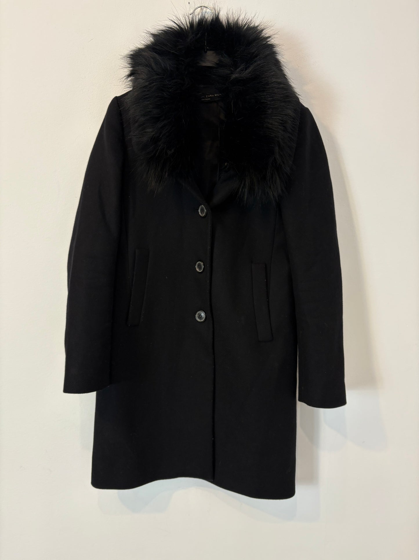 ZARA. Abrigo negro lana cuello pelo