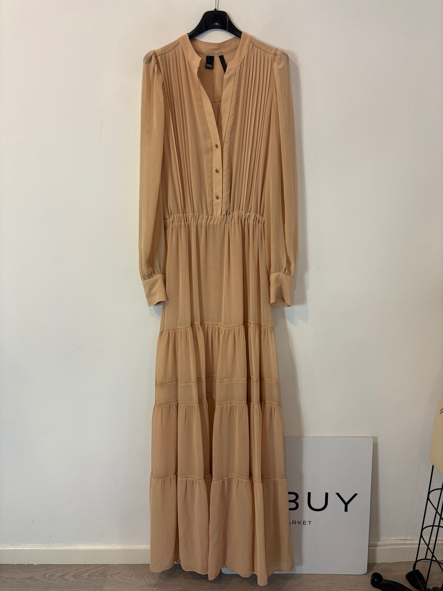 MANGO. Vestido largo vaporoso beige