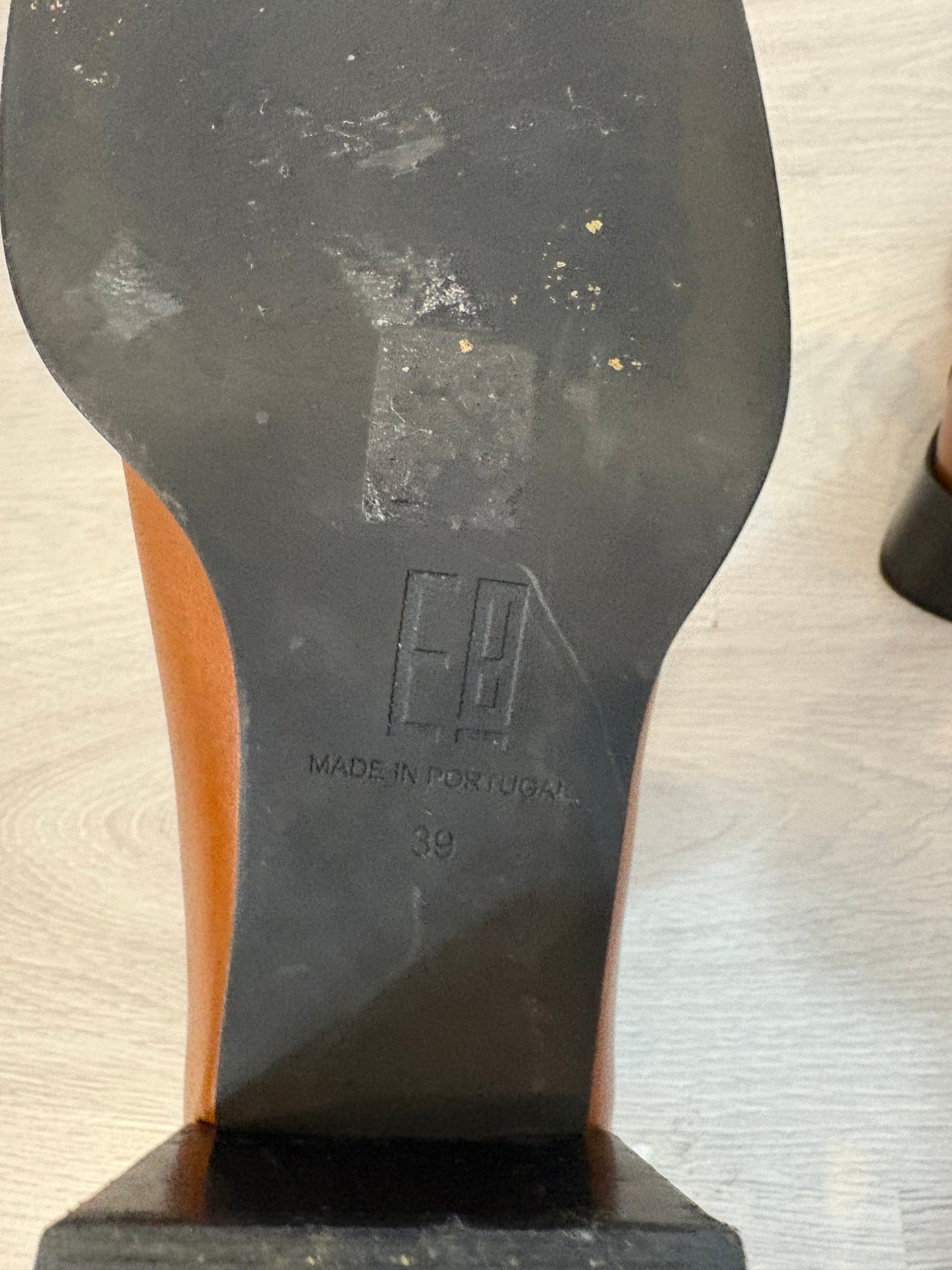 E8. Botines piel marrón