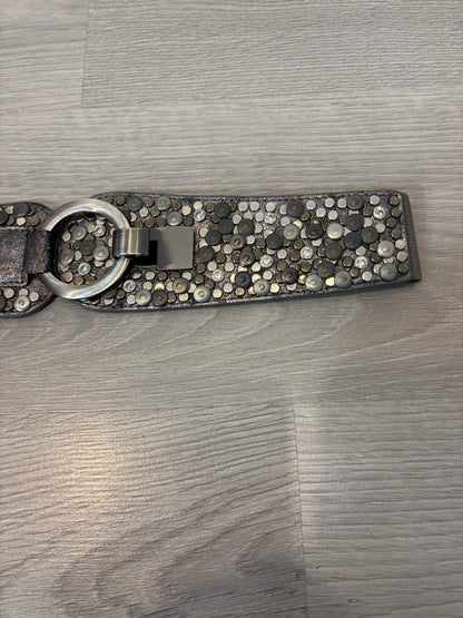 OTRAS. Cinturón semi elástico tachuelas