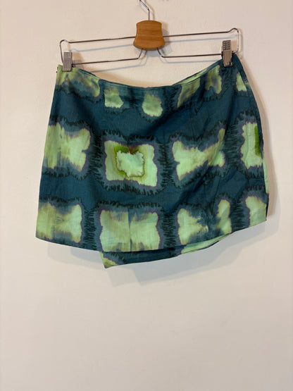 ZARA. Falda corta estampada verdes. T M