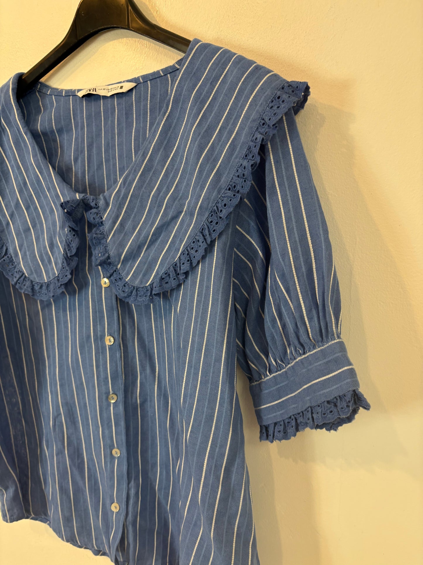 ZARA. Blusa azul lino cuello