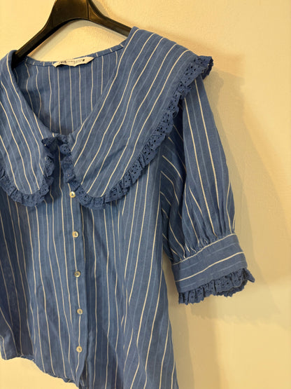 ZARA. Blusa azul lino cuello
