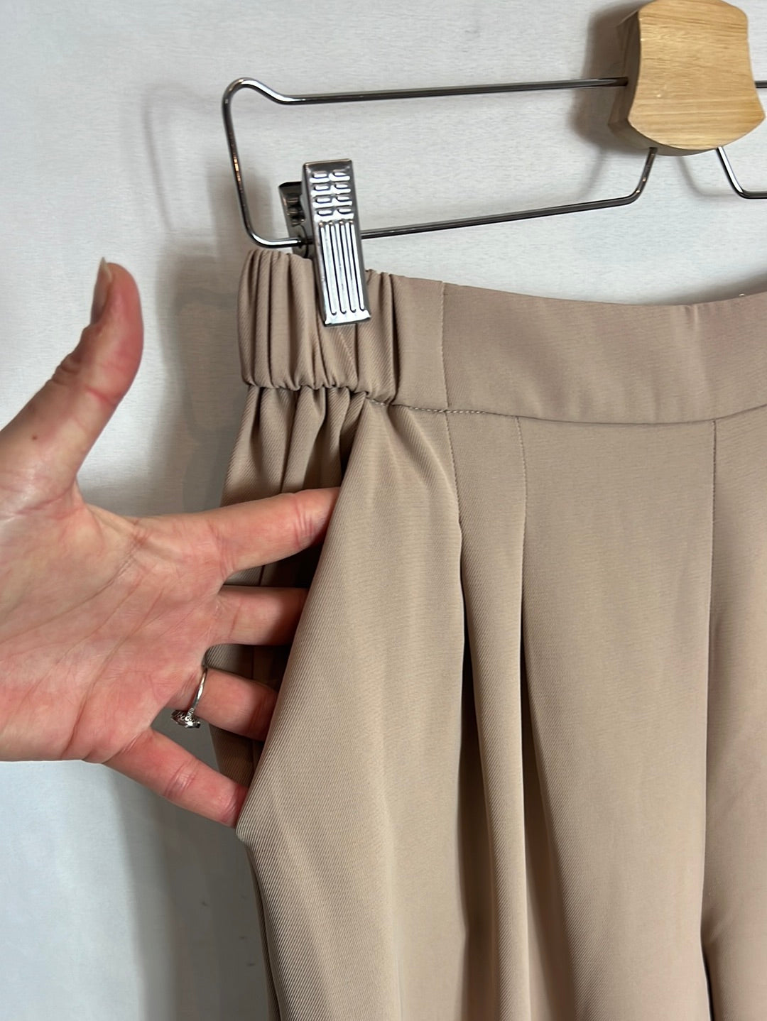 SHEIN. Beige pleated flowy pants. TL