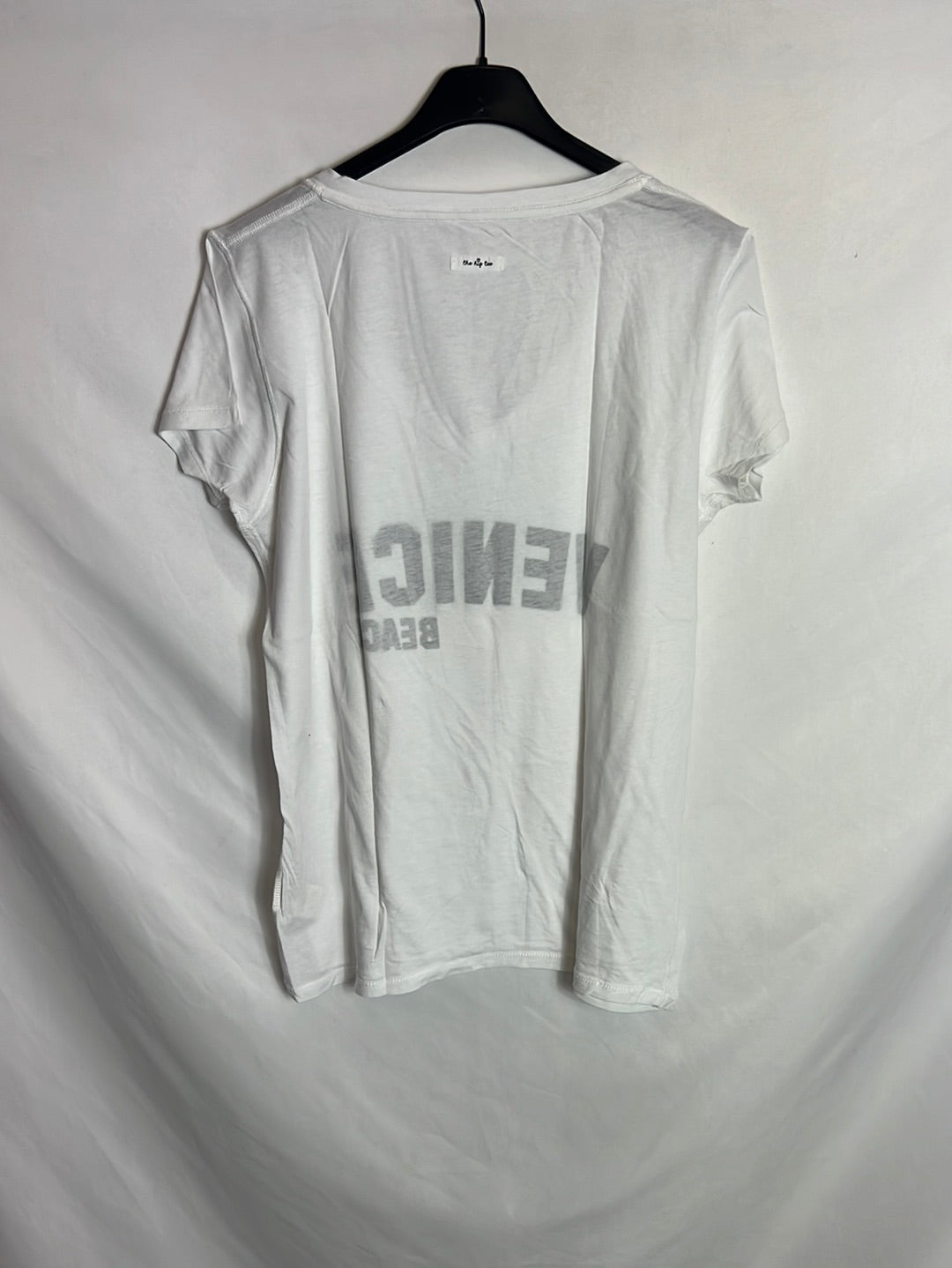 THE HIP TEE. White lettering T-shirt. TM/L