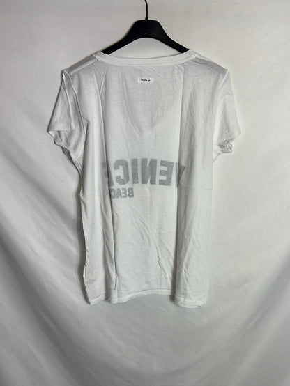 THE HIP TEE. White lettering T-shirt. TM/L