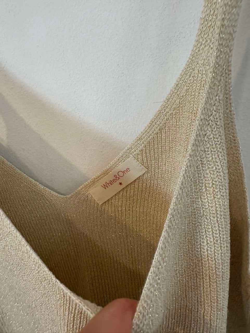 WHITE&ONE. Top punto beige fluido