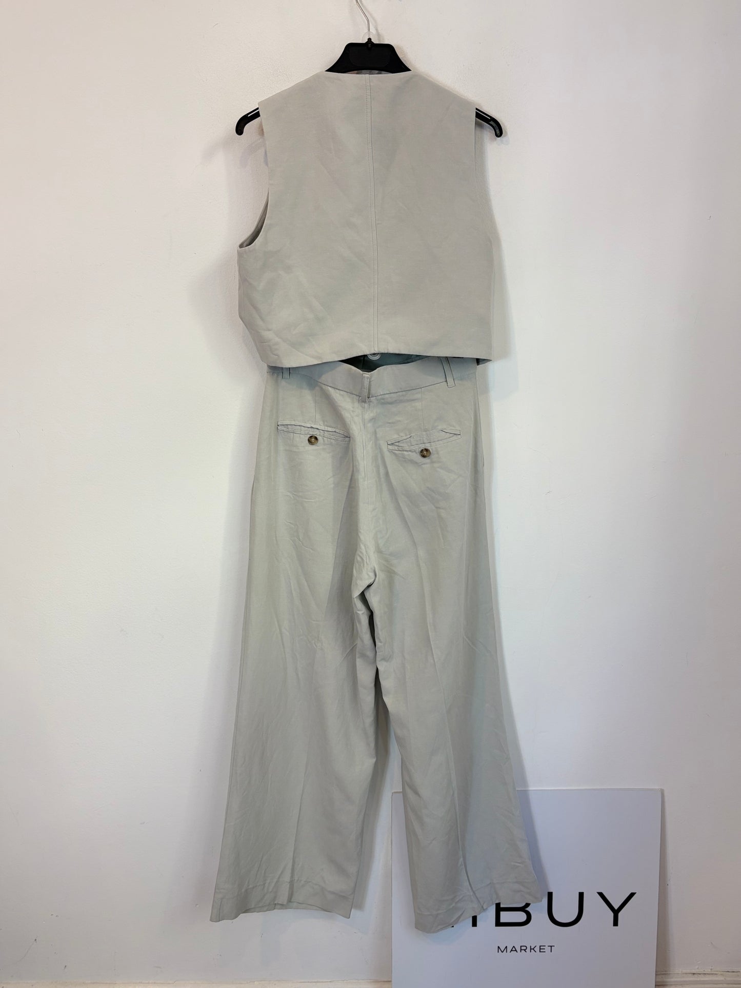 ZARA. Total look chaleco y pantalón azul claro