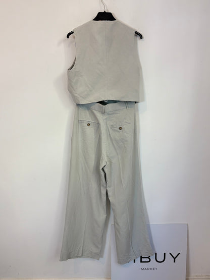 ZARA. Total look chaleco y pantalón azul claro