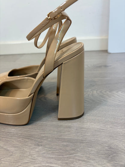 MANGO. Plataforma beige charol T.38