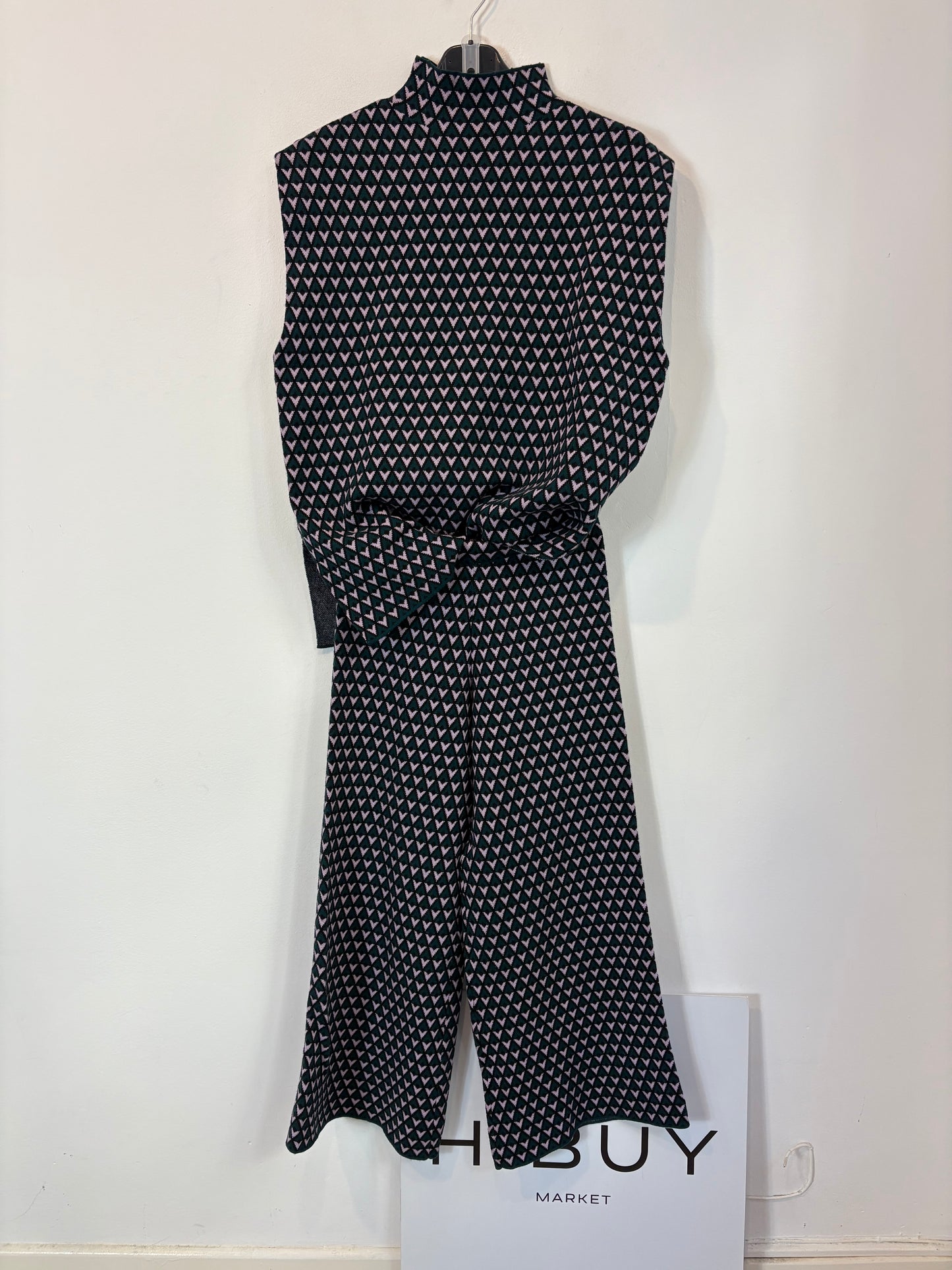 SFERA. Total look with geometric print knitwear. TS