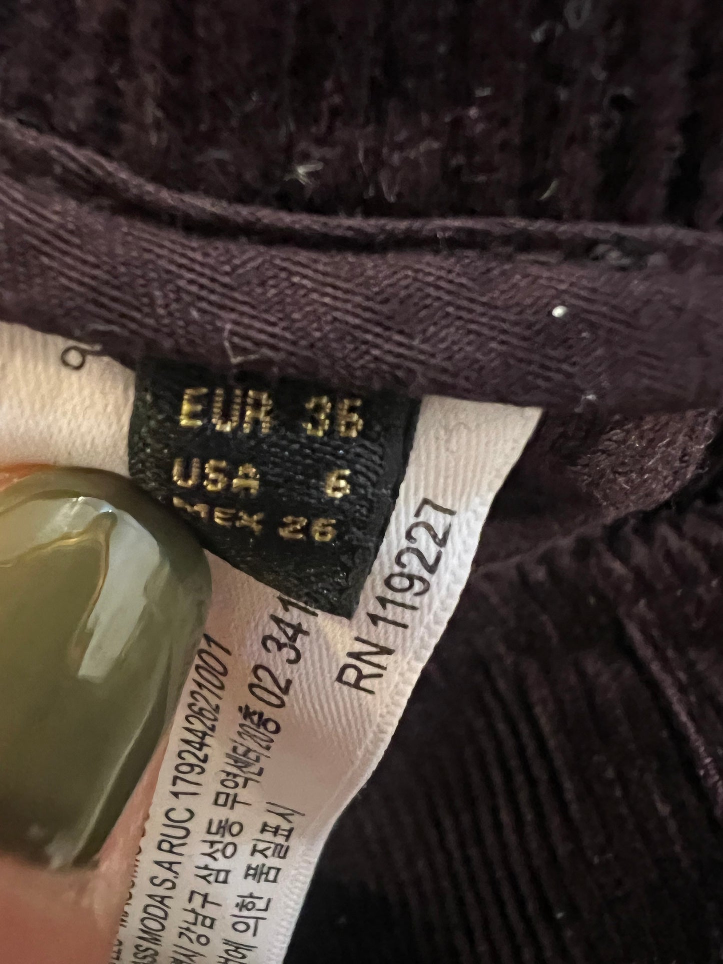 MASSIMO DUTTI. Pantalón burdeos pana T.36