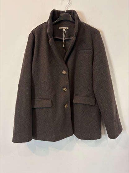 NATURA. Chaqueta marrón textura